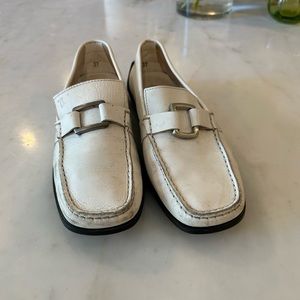 Tods Gommini driving loafers with buckle.  Size 8 White leather silver buckle.